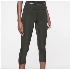 🌵 Athleta sonic Crop Reflective Capri leggings 2X